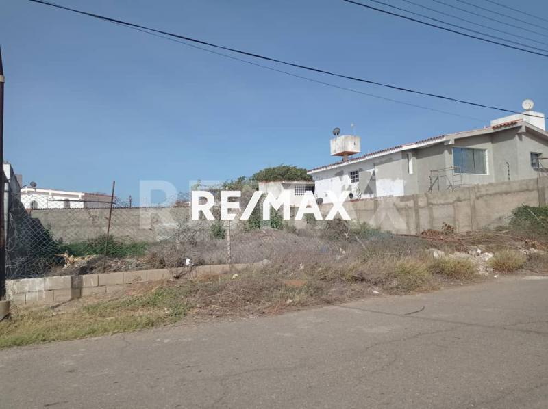 TERRENO EN VENTA, URB. CASACOIMA, PTO FIJO. (700M2)