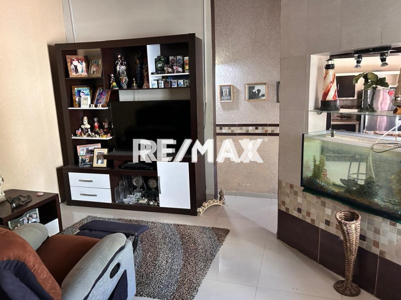 EN VENTA CASA EN URB. EL PLACER