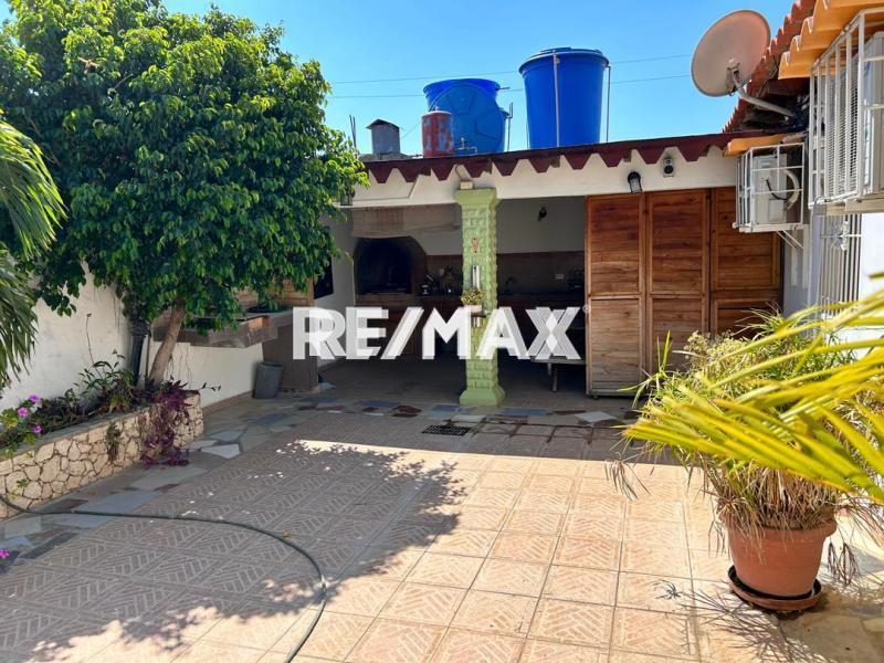 EN VENTA CASA EN URB. EL PLACER