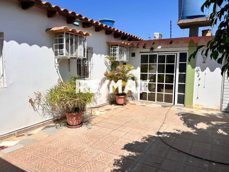 EN VENTA CASA EN URB. EL PLACER