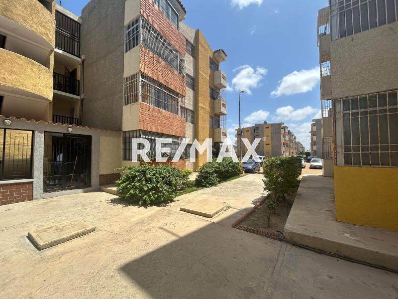 Apartamento Semi Amoblado en Venta, Ubicado en Balcones de Paraguana II.