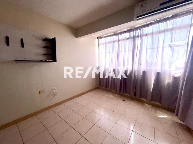 Apartamento Semi Amoblado en Venta, Ubicado en Balcones de Paraguana II.