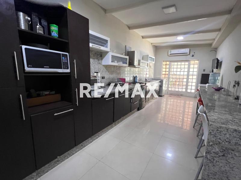 Se vende casa más 4 locales comerciales.