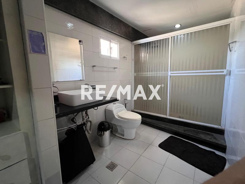 Se vende casa más 4 locales comerciales.