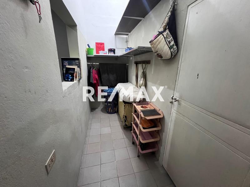 Se vende casa más 4 locales comerciales.