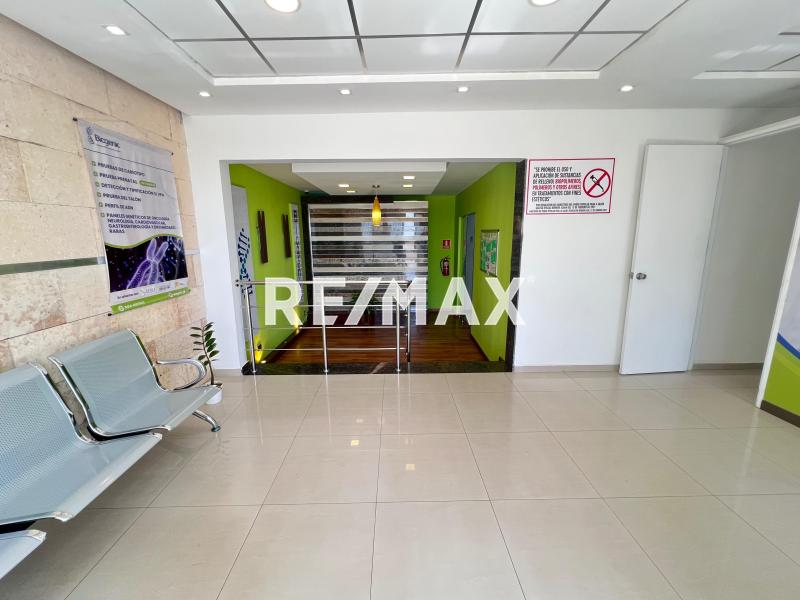 Se vende casa más 4 locales comerciales.