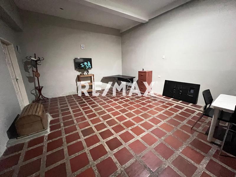 Se vende casa más 4 locales comerciales.