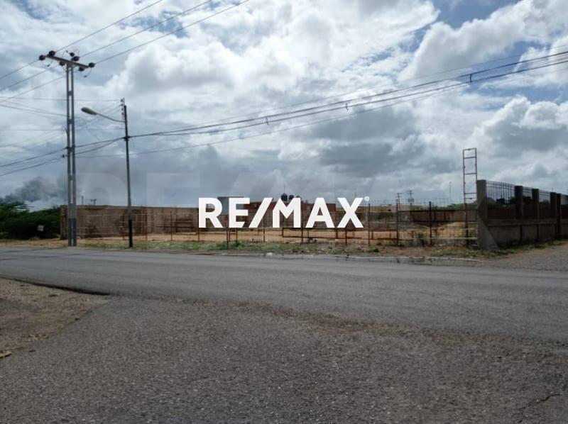 En Venta Terreno y Parcela Av. Ollarvides, Puerta Maraven, Falcon, Venezuela.