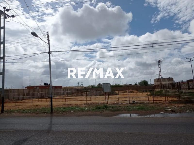 En Venta Terreno y Parcela Av. Ollarvides, Puerta Maraven, Falcon, Venezuela.