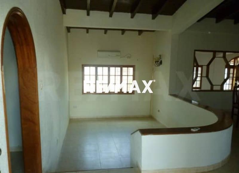 En Venta Casa o TownHouse Calle Yacambú, Judibana, Punto Fijo, Falcon, Venezuela.