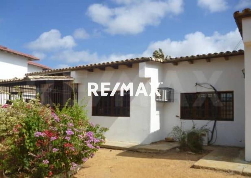 En Venta Casa o TownHouse Calle Yacambú, Judibana, Punto Fijo, Falcon, Venezuela.