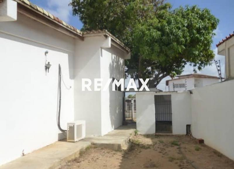 En Venta Casa o TownHouse Calle Yacambú, Judibana, Punto Fijo, Falcon, Venezuela.