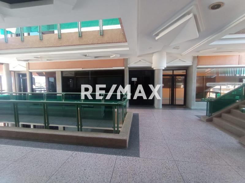 En Venta Local Comercial Calle Bachiller Peña, Urb. Puerta Maraven. Punto Fijo