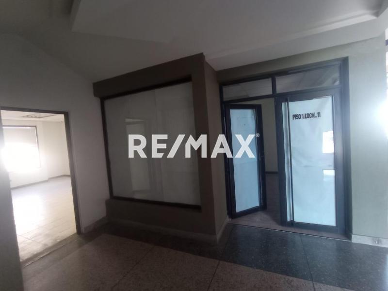 En Venta Local Comercial Calle Bachiller Peña, Urb. Puerta Maraven. Punto Fijo