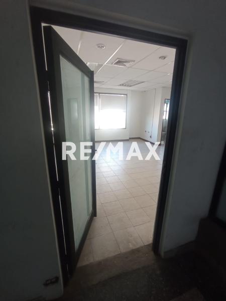 En Venta Local Comercial Calle Bachiller Peña, Urb. Puerta Maraven. Punto Fijo
