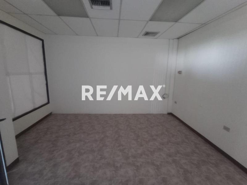 En Venta Local Comercial Calle Bachiller Peña, Urb. Puerta Maraven. Punto Fijo