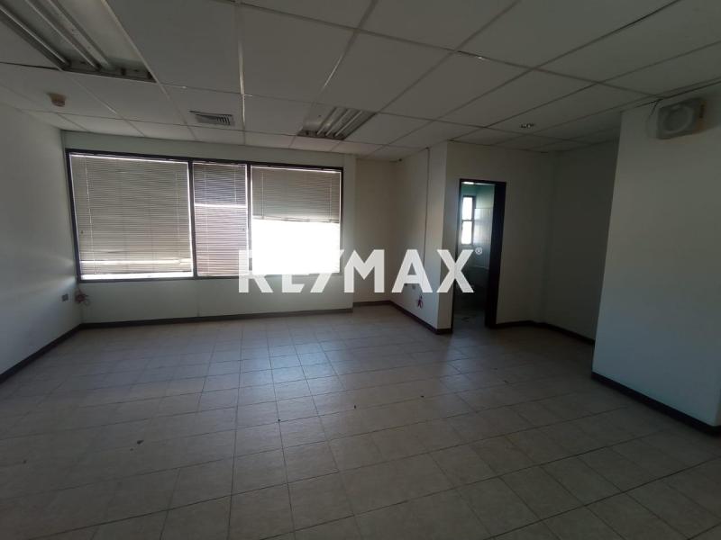 En Venta Local Comercial Calle Bachiller Peña, Urb. Puerta Maraven. Punto Fijo