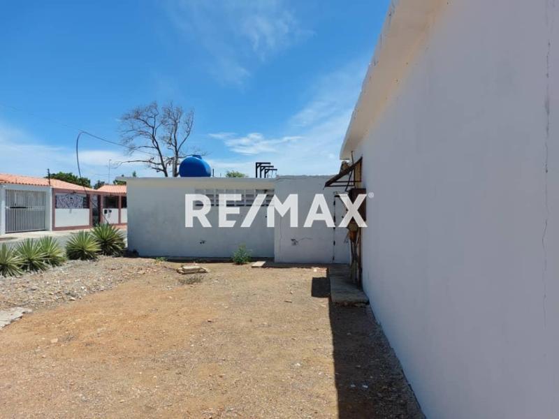 En Venta Local Comercial Urbanización Zarabon.