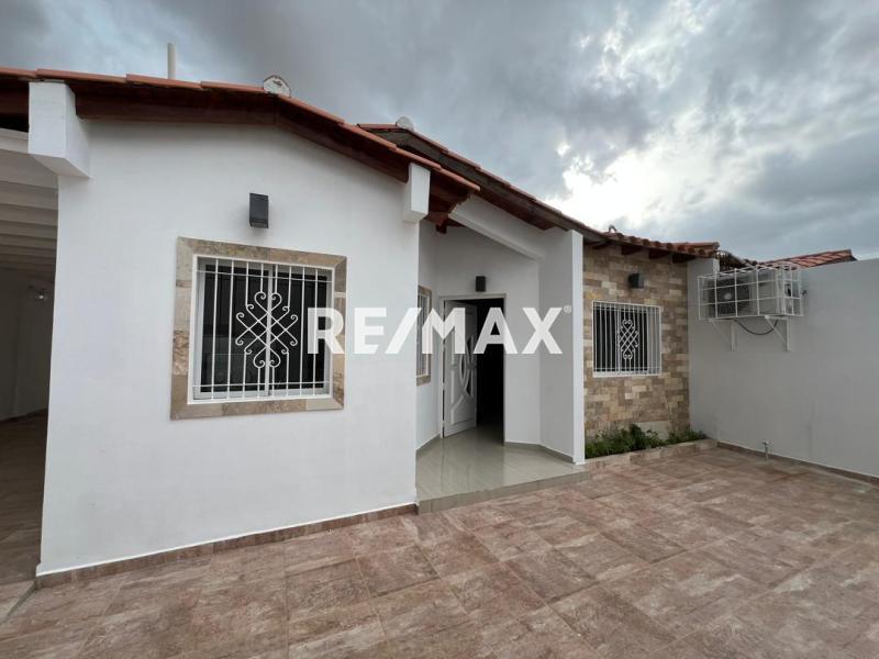 En Alquiler Casa o TownHouse PUERTA MARAVEN URB. DE MARAQUIVA