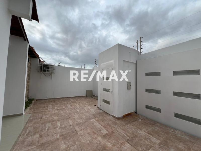 En Alquiler Casa o TownHouse PUERTA MARAVEN URB. DE MARAQUIVA