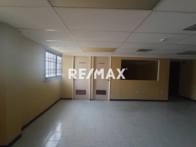 En Alquiler Local Comercial Urb. Santa Fe. Calle Arsenio Nava entre las Avenidas Jacinto Lara y Pumarosa  Punto Fijo Edo Falcon.