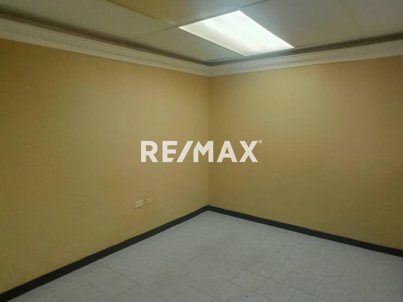 En Alquiler Local Comercial Urb. Santa Fe. Calle Arsenio Nava entre las Avenidas Jacinto Lara y Pumarosa  Punto Fijo Edo Falcon.