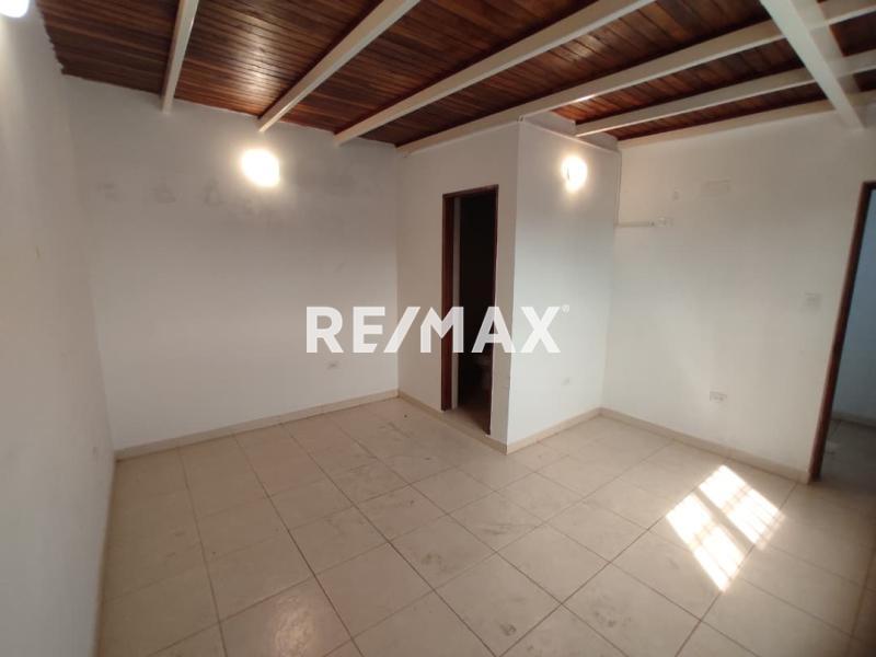 En Alquiler Local Comercial Urb. Santa Fe. Calle Arsenio Nava entre las Avenidas Jacinto Lara y Pumarosa  Punto Fijo Edo Falcon.