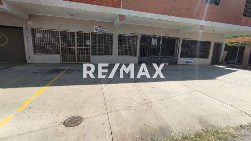 En Alquiler Local Comercial Urb. Santa Fe. Calle Arsenio Nava entre las Avenidas Jacinto Lara y Pumarosa  Punto Fijo Edo Falcon.