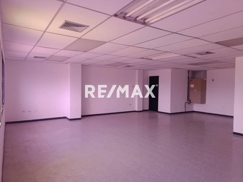 En Alquiler Local Comercial Urb. Santa Fe. Calle Arsenio Nava entre las Avenidas Jacinto Lara y Pumarosa  Punto Fijo Edo Falcon.