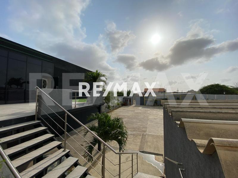 En Venta Local Comercial Avenida Ollarvides, Puerta Maraven, Cardón, Falcón, 4167, VEN