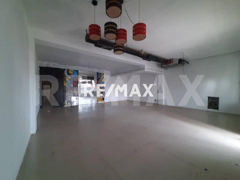 En Alquiler Local Comercial Av. Girardot C.C. Punto Fijo Plazas, Punto Fijo, Municipio Carirubana del Estado Falcon, Venezuela.