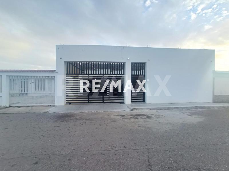 En Venta Casa o TownHouse Avenida 11, Puerta Maraven, Cardón, Falcón, 4154, VEN