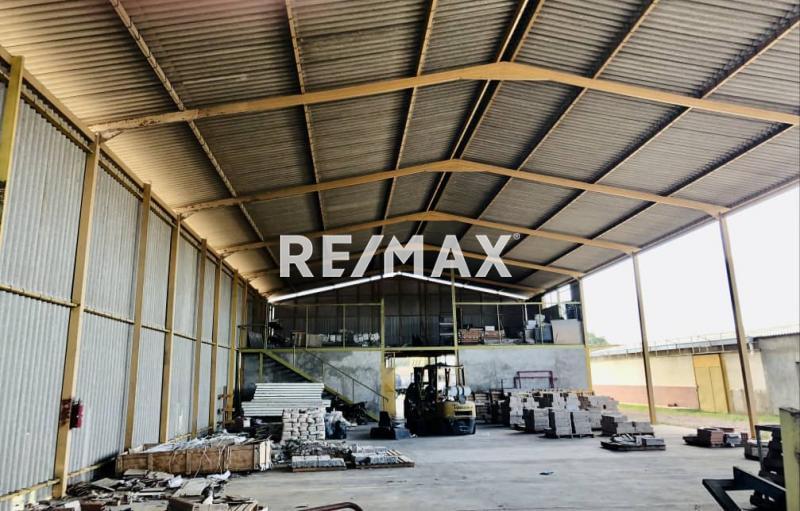 En Venta Local Industrial y Galpón CALLE ECUADOR , ENTRE LA CALLE ZAMORA Y CALLE GARCES PUNTO FIJO