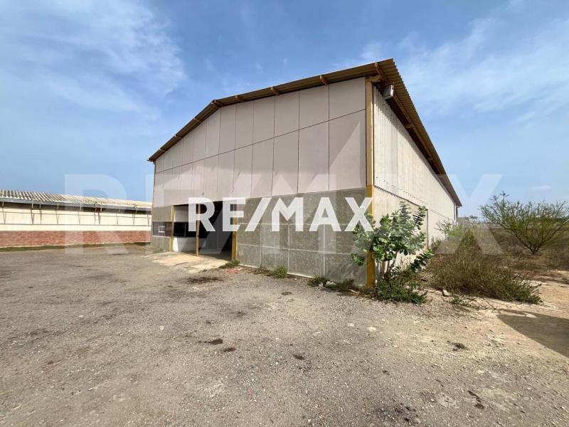 En Venta Local Industrial y Galpón CALLE ECUADOR , ENTRE LA CALLE ZAMORA Y CALLE GARCES PUNTO FIJO