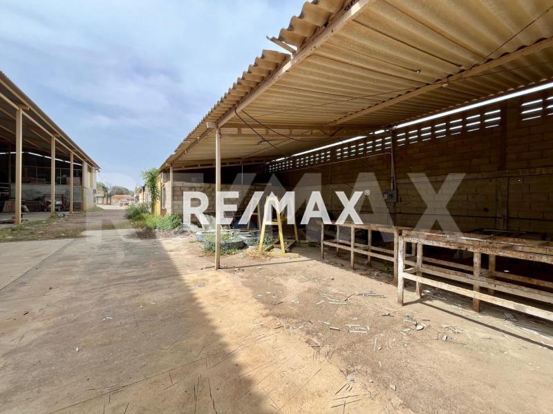 En Venta Local Industrial y Galpón CALLE ECUADOR , ENTRE LA CALLE ZAMORA Y CALLE GARCES PUNTO FIJO