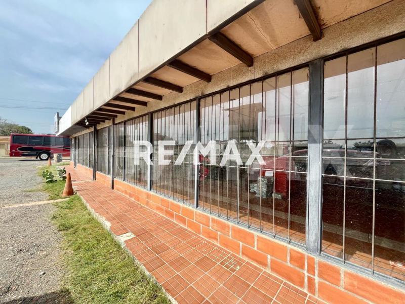 En Venta Local Industrial y Galpón CALLE ECUADOR , ENTRE LA CALLE ZAMORA Y CALLE GARCES PUNTO FIJO