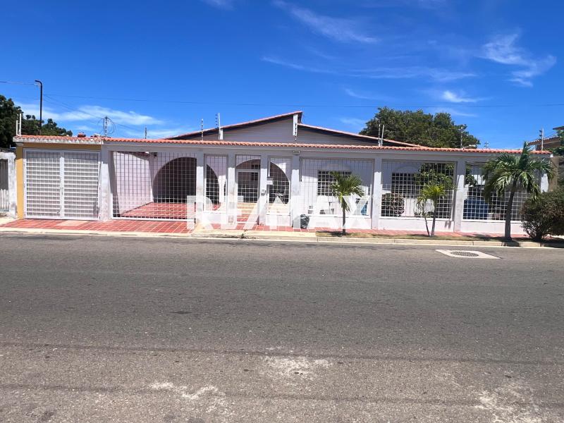 En Venta Casa o TownHouse Av.los claveles. Santa Irene