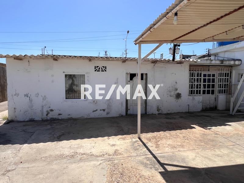 En Venta Casa o TownHouse Av.los claveles. Santa Irene