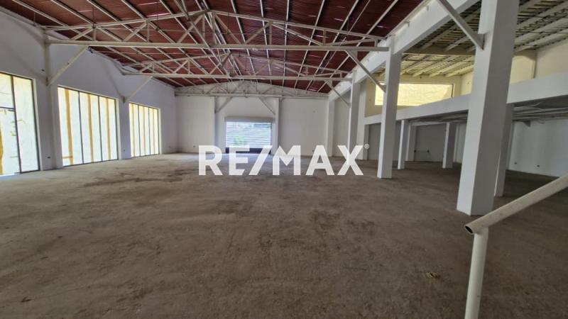 En Venta Local Comercial Calle Bachiller Peña, Urb. Puerta Maraven. Punto Fijo