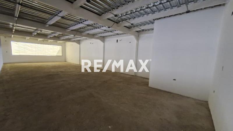 En Venta Local Comercial Calle Bachiller Peña, Urb. Puerta Maraven. Punto Fijo