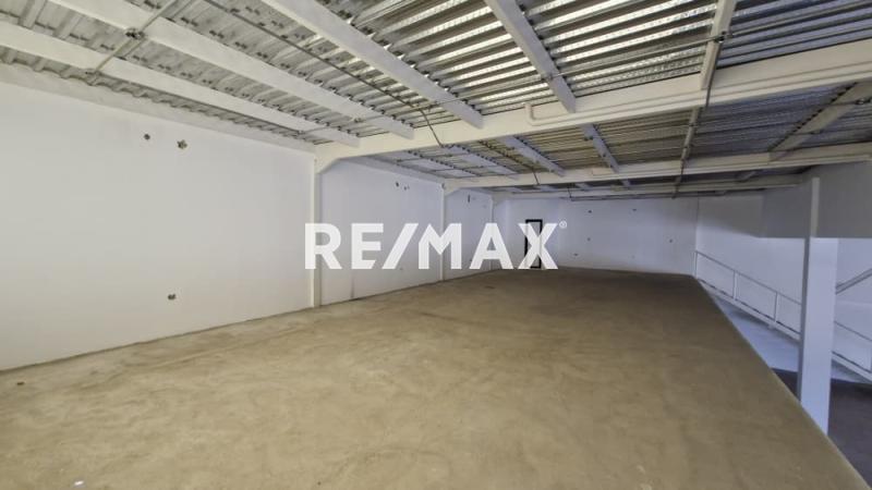 En Venta Local Comercial Calle Bachiller Peña, Urb. Puerta Maraven. Punto Fijo