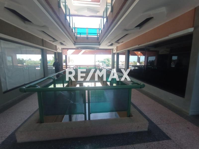 En Venta Local Comercial Av. General Riera Puerta Maraven