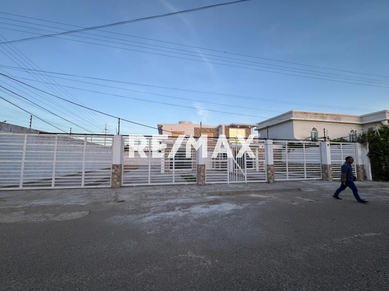 En Venta Casa o TownHouse Avenida Ollarvides, Puerta Maraven, Cardón, Falcón, 4167, VEN