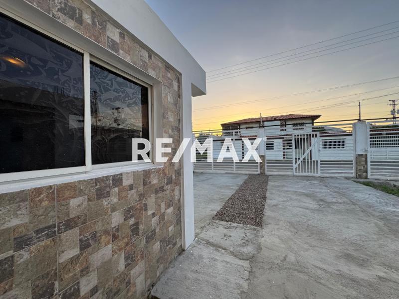 En Venta Casa o TownHouse Avenida Ollarvides, Puerta Maraven, Cardón, Falcón, 4167, VEN