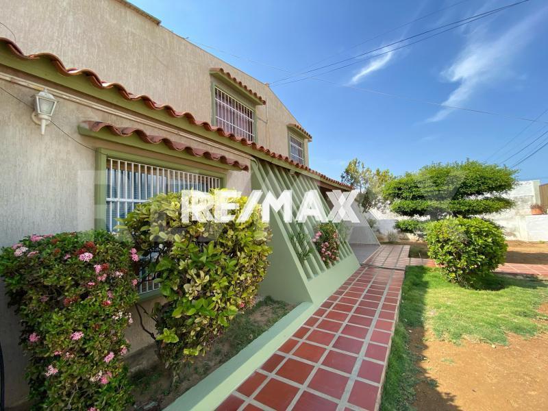 En Venta Casa o TownHouse Avenida Ollarvides, Puerta Maraven, Cardón, Falcón, 4167, VEN