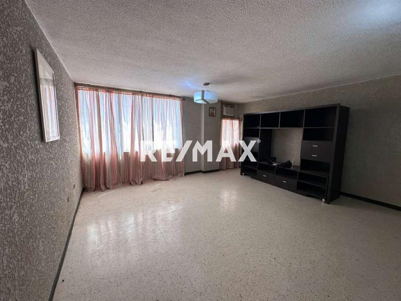 En Alquiler Apartamento Calle Dabajuro , Puerta Maraven.