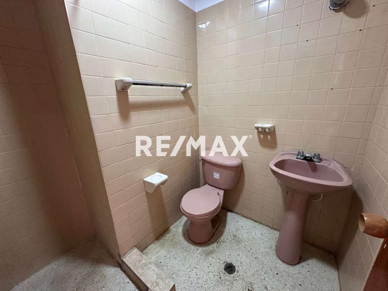 En Alquiler Apartamento Calle Dabajuro , Puerta Maraven.