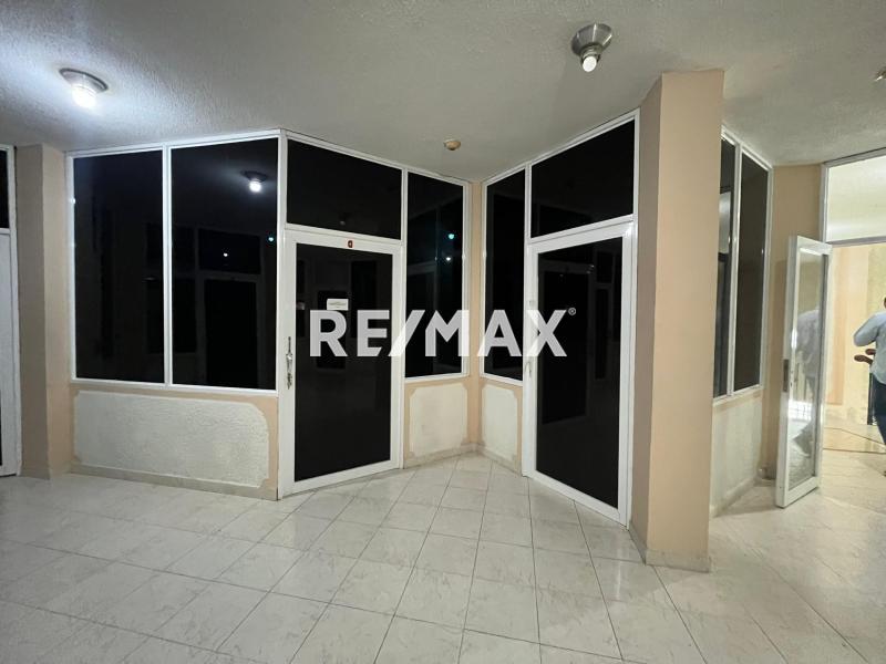 En Alquiler Local Comercial Calle Dabajuro , Puerta Maraven.