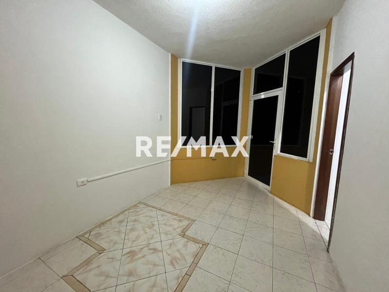 En Alquiler Local Comercial Calle Dabajuro , Puerta Maraven.