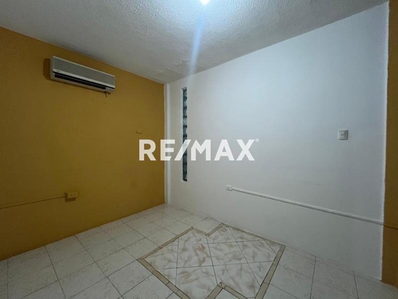 En Alquiler Local Comercial Calle Dabajuro , Puerta Maraven.